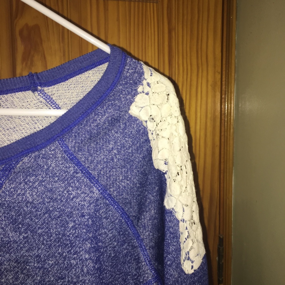 Crew neck with lace on shoulders